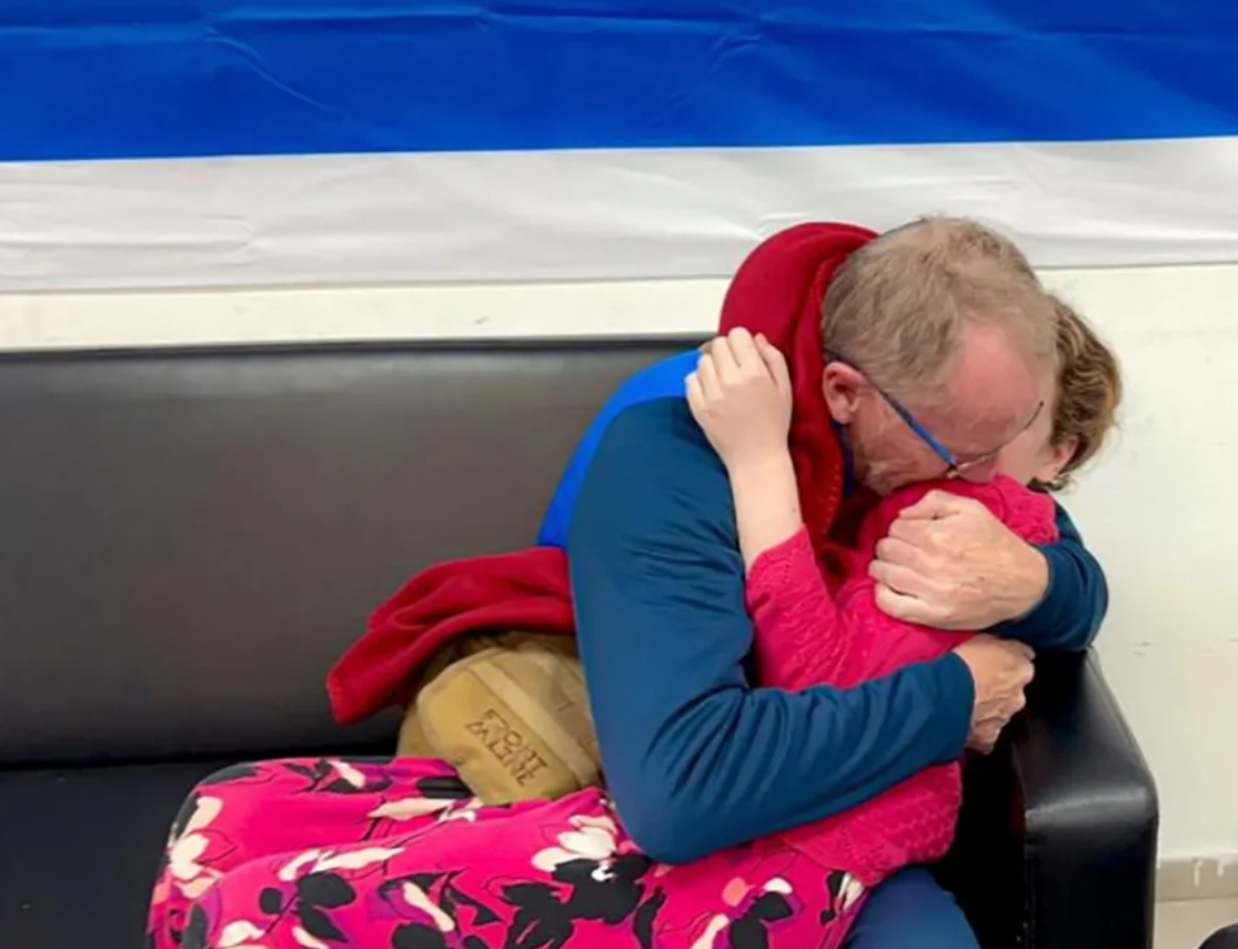 Крошка Эмили, которую считали погибшей от рук ХАМАС, вернулась домой: трогательные фото